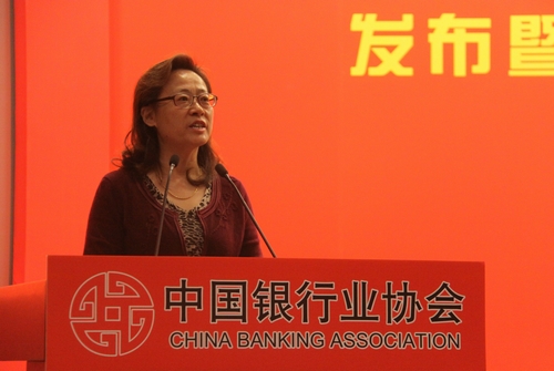 19、中国银行员工进行服务技能展示.jpg