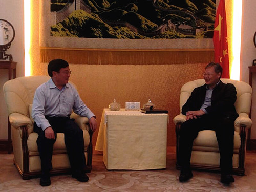 杨会长与徐大使亲切交流_副本.jpg 杨会长与徐大使亲切交流_副本.jpg