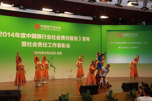 24.中国邮政储蓄银行员工李鹏带领社区退休人员表演自编舞蹈 展现银行关爱社区形象_副本.jpg 24.中国邮政储蓄银行员工李鹏带领社区退休人员表演自编舞蹈 展现银行关爱社区形象_副本.jpg