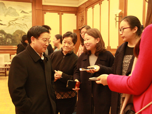 杨再平专职副会长接受媒体采访2_副本.jpg