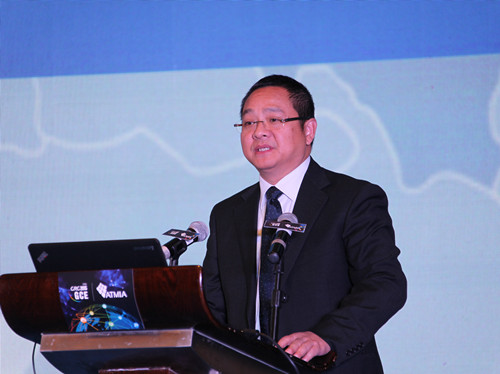 中国银行业协会秘书长陈远年出席峰会并致辞_副本.jpg