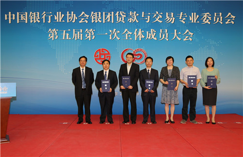 9胡浩副行长为副主任单位颁发聘书.jpg