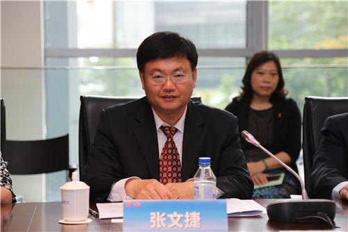 3银团委办公室主任张文捷主持会议.jpg