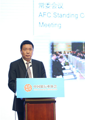 4.中国银行业协会汽车金融专业委员会主任、上汽通用汽车金融公司余亚瑞总经理发布《2015年中国汽车金融公司行业发展报告》.jpg