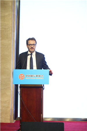 7.广汽汇理汽车金融公司Gilbert Ranoux总经理发表主旨演讲.JPG