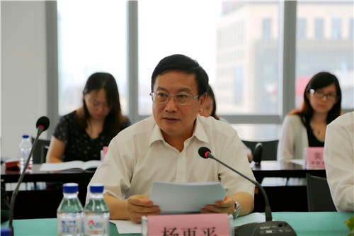 1.中国银行业协会专职副会长杨再平讲话_副本.jpg