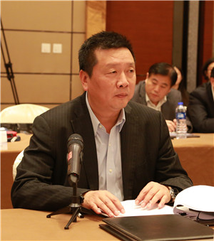 3.汽车金融专业委员会主任、上汽通用汽车金融余亚瑞总经理主持会议.jpg
