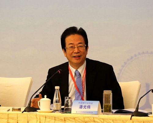 7-中国银行业协会专职副会长潘光伟出席并主持发展报告研讨会.jpg