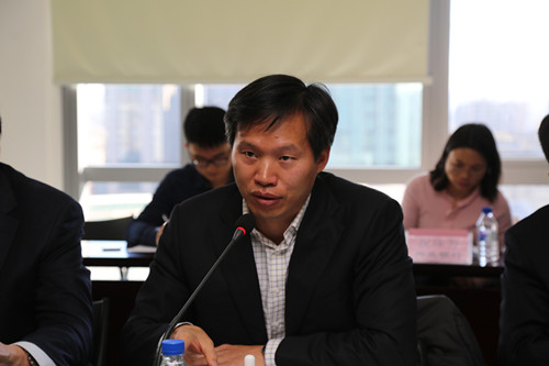 2.中国银行业协会中间业务专委会第二届常务副主任、中国农业银行财务会计部王大军副总经理主持会议_副本.jpg 2.中国银行业协会中间业务专委会第二届常务副主任、中国农业银行财务会计部王大军副总经理主持会议_副本.jpg