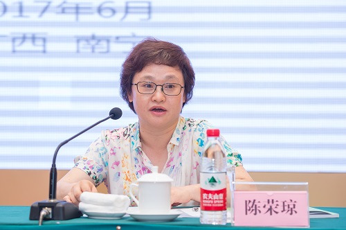 4.广西银监局副局长陈荣琼致辞.jpg
