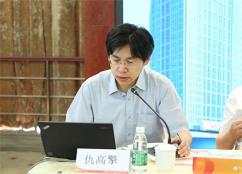 交通银行金融研究中心副总经理仇高擎介绍报告主要内容.jpg