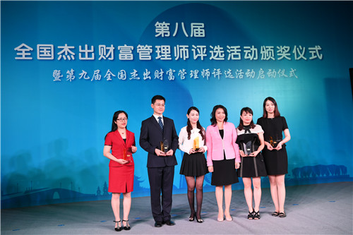 8.香港银行学会梁嘉丽行政总裁颁发乙组金、银、铜奖.JPG