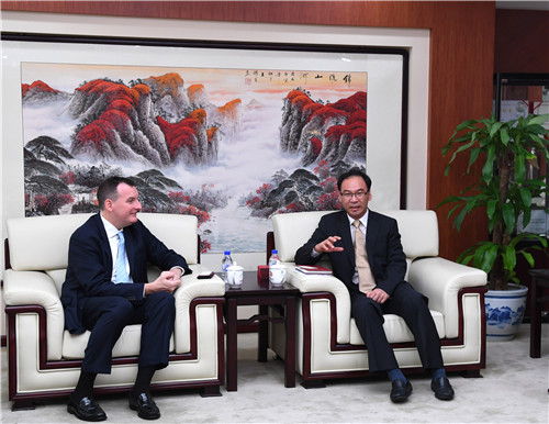 中国银行业协会秘书长黄润中与道富银行北亚区负责人Richard Fogarty会谈.jpg 中国银行业协会秘书长黄润中与道富银行北亚区负责人Richard Fogarty会谈.jpg