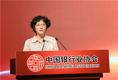 10.中国银行业协会古瑞副秘书长宣读《关于表彰中国银行业发展研究优秀成果评选(2017)获奖个人及单位的决定》.jpg 10.中国银行业协会古瑞副秘书长宣读《关于表彰中国银行业发展研究优秀成果评选(2017)获奖个人及单位的决定》.jpg
