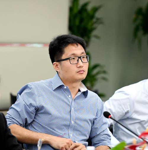 4.中国银监会城市银行部风险分析处副处长周特立对课题进行评审_副本.jpg
