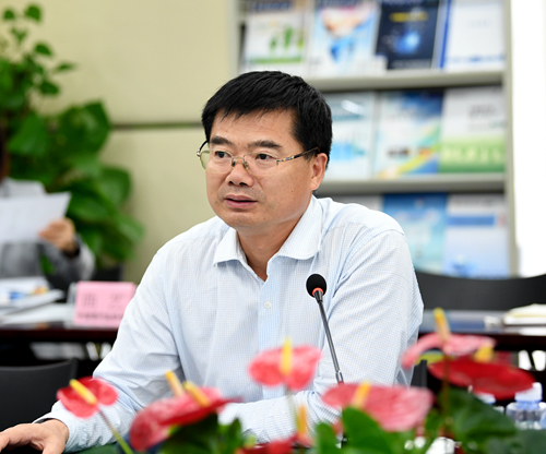 3.城商行年度发展报告核心组负责人江苏银行董事会办公室副主任陆岷峰介绍核心组研究情况_副本.jpg