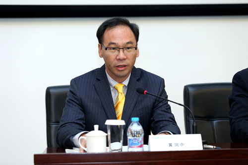 中国银行业协会秘书长黄润中主持开班仪式_副本.jpg