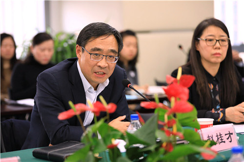 2、中国银行业协会金融租赁专业委员会第四届专委会主任、工银租赁党委书记、总裁赵桂才主持会议.jpg