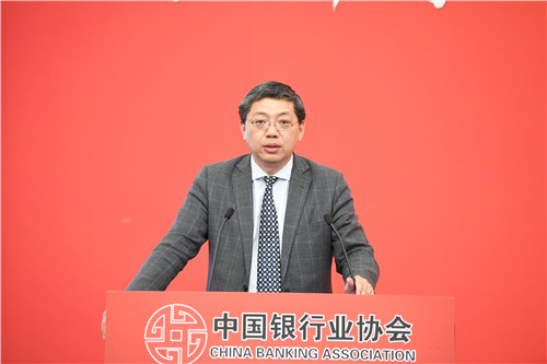 5.项目主持人、中国银行业协会首席经济学家巴曙松教授解读《中国银行业调查报告（2017》.jpg