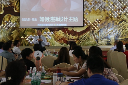 8鲁百年老师授课_副本.jpg