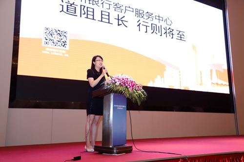 10郑州银行电子银行部副总经理刘翔远做主题演讲.jpg 10郑州银行电子银行部副总经理刘翔远做主题演讲.jpg