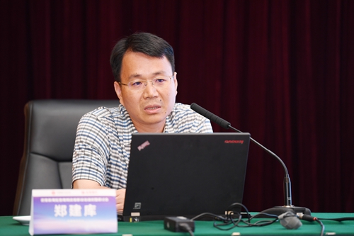 7.中国银保监会现场检查局处长郑建库先生授课.jpg
