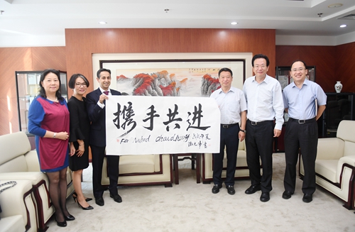 10.中国银行业协会党委书记、专职副会长潘光伟向花旗集团一行赠送书法作品.jpg 10.中国银行业协会党委书记、专职副会长潘光伟向花旗集团一行赠送书法作品.jpg