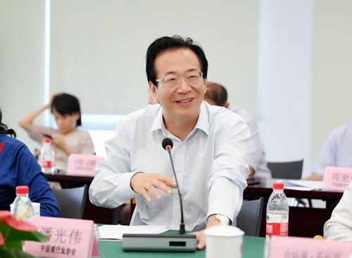 3.中国银行业协会党委书记、专职副会长潘光伟出席座谈会.jpg 3.中国银行业协会党委书记、专职副会长潘光伟出席座谈会.jpg