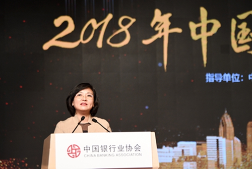 1.中银协副秘书长张亮主持会议.jpg