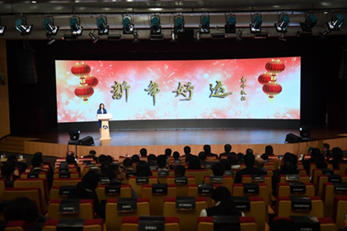 23.中银协专职副会长潘光伟为大会题写“新年好运“”.jpg