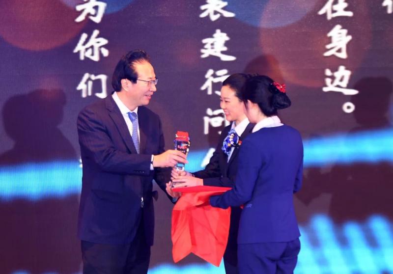 中国银行业协会潘光伟专职副会长颁奖.jpg 中国银行业协会潘光伟专职副会长颁奖.jpg