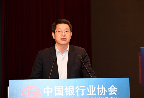 3中国银行业协会会长单位、中国建设银行副行长张立林宣布2018年银行业文明规范服务千佳单位决议.jpg