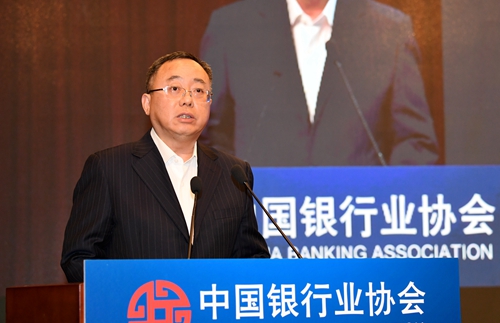 9中国银行业协会消费者保护委员会主任、中国农业银行首席风险官兼首席合规官李志成宣布决议.jpg