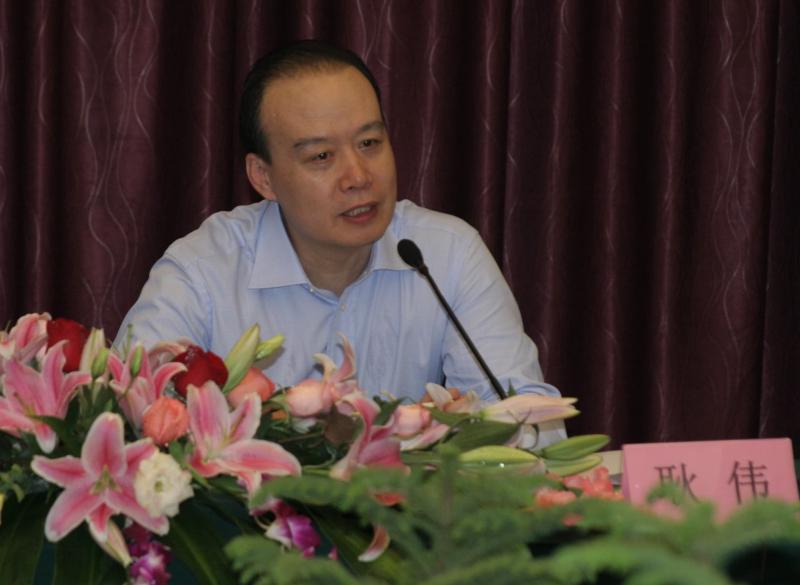 2法律工作委员会常务副主任耿伟主持会议.JPG