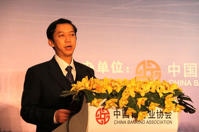 中国银行业协会第一副秘书长周永发发布2009年度中国银行业服务改进情况报告.jpg